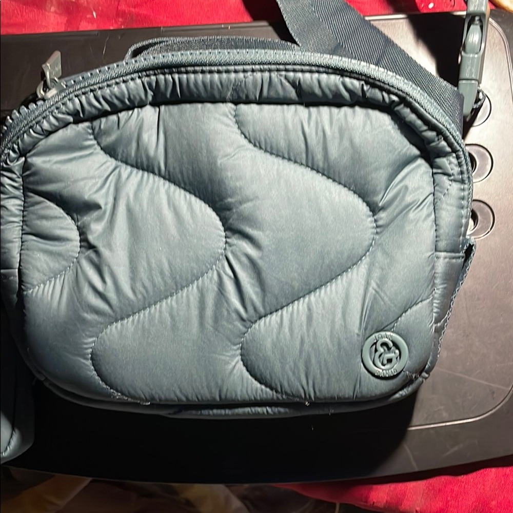 Stylish Quilted Crossbody Bag in Gray
